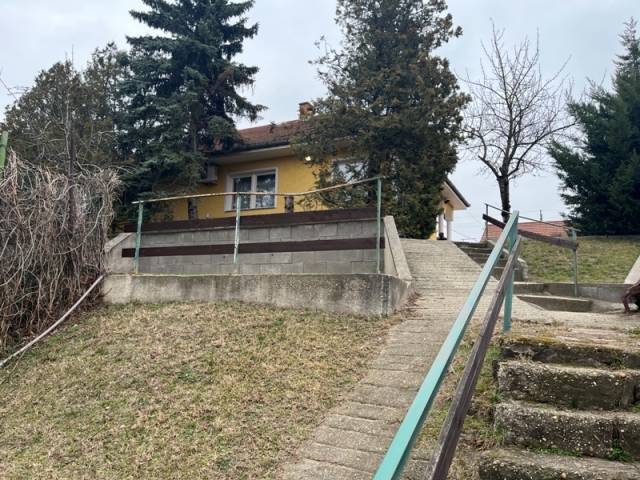 Dunaharasztin Duna part közelében 2 ház 2 generációnak egy telken+ 130 nm műhely  - Kép