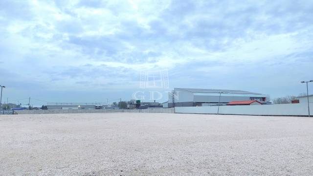 Eladó - Ipari terület - Reptérhez közel - Kép