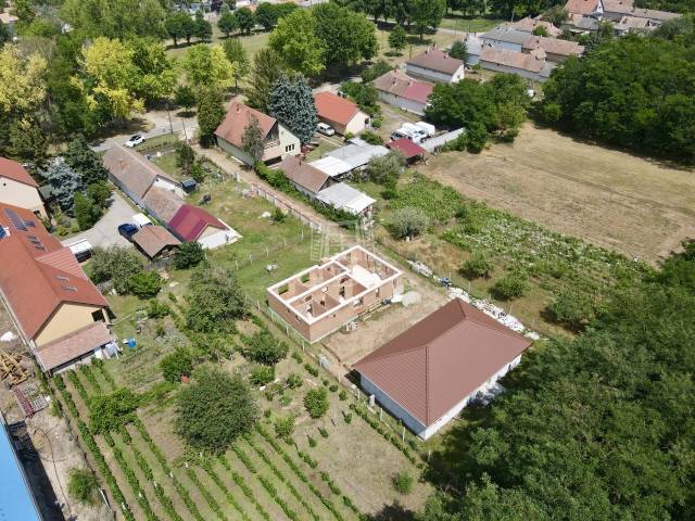 Eladó - Ikerház - Felsővásár Tér - Kép