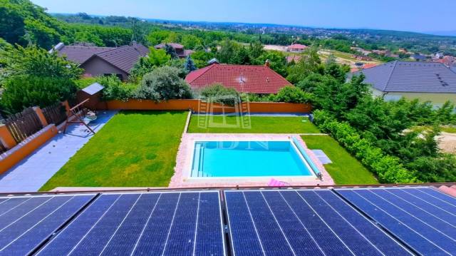Eladó - Családi ház - PANORÁMÁS MEDENCÉS ENERGIATAKARÉKOS - Kép