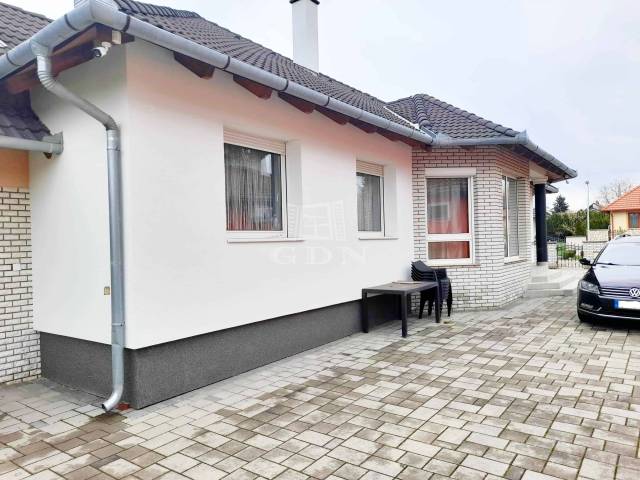 Eladó - Családi ház - Kertváros - Kép