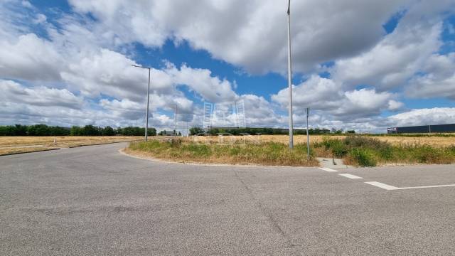 Eladó - Fejlesztési terület - Alba Ipari Parkban - Kép