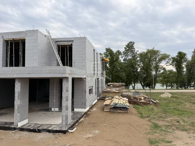 Eladó - Ikerház - Tópark utca - Kép