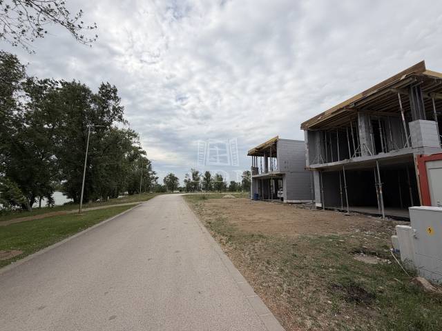 Eladó - Ikerház - Tópark utca - Kép