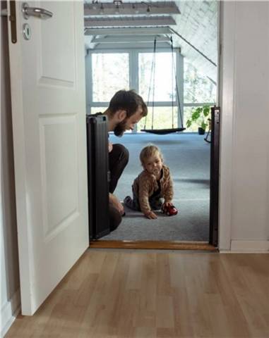  Babydan 'GUARD ME' védőkapu, fekete - 64,5 - 89 cm, bővíthető - Kép