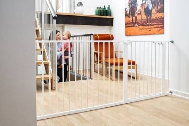 Babydan ASTA önfeszítős széles ajtórács toldalékokkal (145,5 - 151,7 cm) - Kép