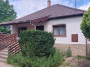 Pusztaszabolcson 1117 nm-es telken, egyszintes, 116,8 nm-es, 3 szobás, összkomfortos, jó állapotú cs