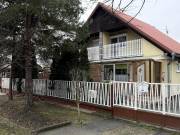 Eladó felújított, ikerfél CSALÁDI HÁZ Balatonkeresztúron.