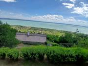 BADACSONYI SZŐLŐHEGYEN EXLUZÍV PANORÁMÁS CSALÁDI HÁZ ELADÓ!