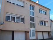 Eladó 105 m2-es, belső kétszintes társasházi téglaépítésű lakás Vácon a Cházár András utcában. 