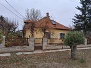 Napelemes téglaház Kétsopronyban, nagy műhellyel.