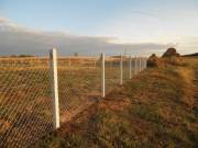 Kerítés építés komplett 1000 Ft/ méter áron. Betonoszlop, drótfonat.