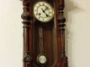 Eladó a képeken látható működő antik felesütős falióra. 