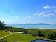 Balatonfenyvesen full panorámás 69 m2-es vízparti nyaraló!