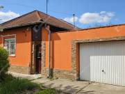 100 m2-es, belváros közeli szigetelt családi ház eladó a Győri kapuban