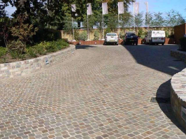Andezit Kockakő, térkő, térburkolat, macskakő 10cmx10cmx2-3cm vastagság (friss törés) homok színű.  - Kép