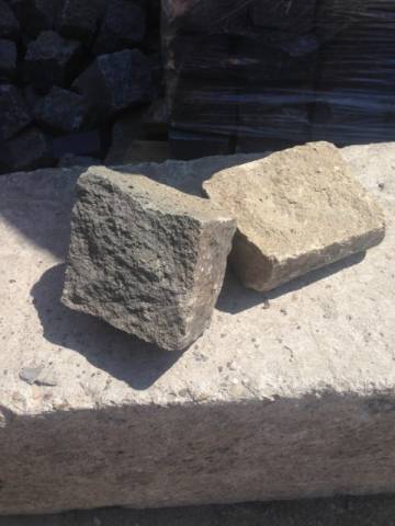 Andezit Kockakő, térkő, térburkolat, macskakő 10cmx10cmx2-3cm vastagság (friss törés) homok színű.  - Kép
