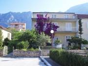 KIADÓ MAKARSKA KÖZPONTJÁBAN (HORVÁTORSZÁG) 2+1 és 4+1 személyes MAGÁN APARTMAN