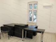 Szolnokon a József A. úton 58 m2-es, első emeleti irodahelyiség kiadó