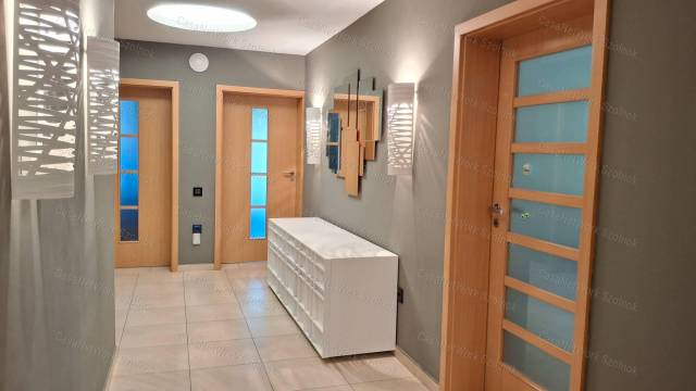 Szolnok kertvárosában luxus kategóriás családi ház eladó - Kép