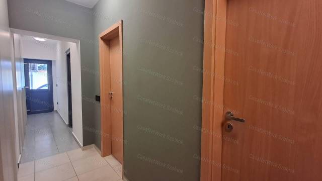Szolnok kertvárosában luxus kategóriás családi ház eladó - Kép