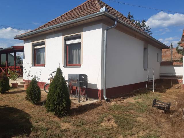 Monostorpályiban felújított, három szobás, két generációs családi ház ...