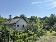 Eladó nyaraló Pingyonon – aszfaltozott út, panoráma, stabil ház, gondozott gyümölcsös kert