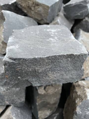 Bazaltkocka 10cmx10cmx(5cm vastagság) BAZALT térburkolókő (friss törés) - Kép