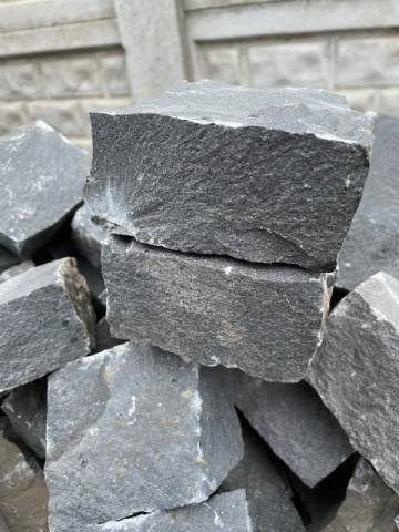 Bazaltkocka 10cmx10cmx(5cm vastagság) BAZALT térburkolókő (friss törés) - Kép