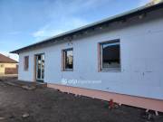 Eladó 100 m2-es ikerház Velence, családi házas