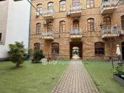 Eladó 38 m2-es téglalakás Budapest VI. kerület, Az Oktogon közelében