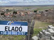 Győrújbaráton, panorámás telek eladó! 
