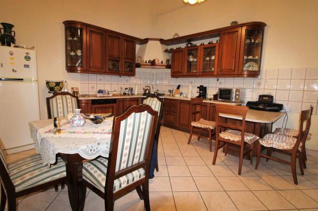 A Palotanegyedben, szép felújított homlokzatú házban. - Budapest VIII ...