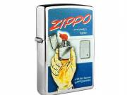 Benzines Zippo öngyújtó  -  Nyitott Zippo-öngyújtót tartó kéz