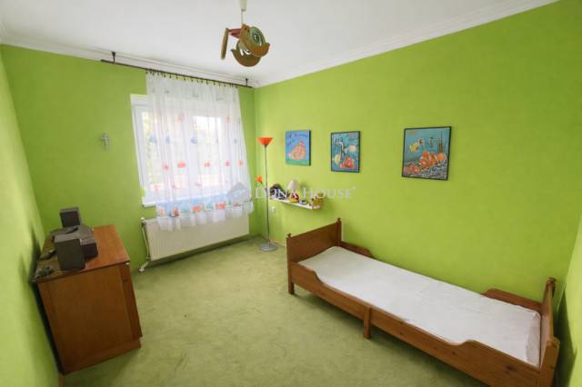Családi ház tágas pincével és garázzsal kertvárosi környezet - Kép