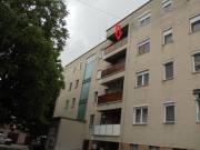 Püspökladány központjában egy 69 m2-es, 2 + 1 szobás, étkezőkonyhás, duplaloggiás, jó állapotú, tégl