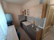 Debrecenben, Csapó utcán egy felújított, 61m²-es, 2 + 1 félszobás, földszinti, loggiás panellakás!
