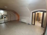 Eladó igényesen felújított, 71 m²-es utcai bejáratos üzlethelyiség Budapest VIII. kerületében, kivál