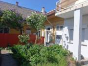 Újpest szívében, mégis nyugodt környezetben – saját kertkapcsolatos lakás eladó.