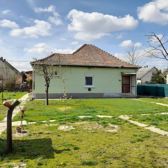 Eladó egy 85 nm-es családi ház Tass településen, 993 nm-es telekkel ...