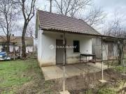 Mezőmegyeren (47-es út mellett) KERT tégla épülettel eladó!
