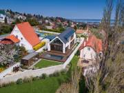 Kortárs balatoni otthon, kivételes minőségben – Balatonalmádiban, panorámával, ahol a ház lényege má
