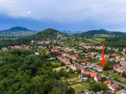 Ennél az ingatlannál nem kell túlmagyarázni az értéket. Egy 838 m²-es telek, kilátással a várra, gon