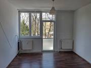 ELADÓ FELÚJÍTOTT ELSŐ EMELETI TÉGLALAKÁS VÁRPALOTA KÉSZENLÉTI LAKÓTELEPEN