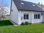 Kulcsrakész, újszerű ikerházfél Tökölön – 4 hálószoba, 2 fürdő, 24 m² terasz! Prémium felújítással, 