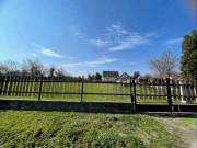 Kivételes adottságokkal rendelkező, 954 m²-es belterületi építési telek eladó Kiskunlacházán, kiváló