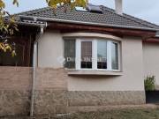 Gárdony-Dinnyésen nappali+4 szobás családiház nagy telken.