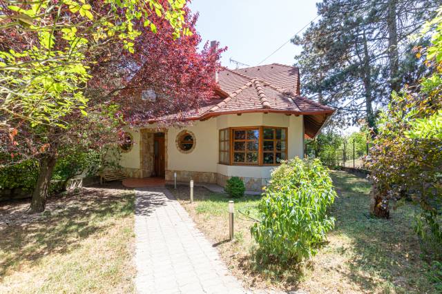 Tágas családi otthon wellness részleggel, természetközeli, csendes környezetben – 400 m² nyugalom Bu - Kép