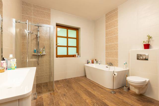 Tágas családi otthon wellness részleggel, természetközeli, csendes környezetben – 400 m² nyugalom Bu - Kép