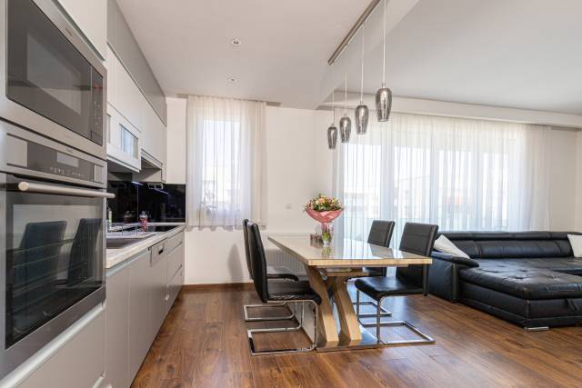 Panorámás Corvin-kilátás, tágas terasz és 4 szoba a 8. emeleten - Kép